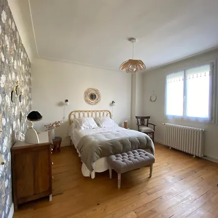 Petite Maison De *